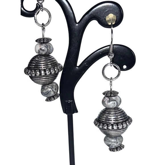 Silver-Tone Gray Stone Beaded Jewelry Set: Necklace, Bracelet & Earring - Picture 6 of 8